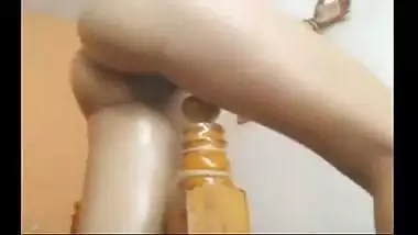 Delhi big ass horny girl masturbates using bed post!