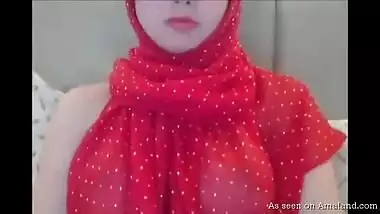 Cute Arab camgirl shows boobs.