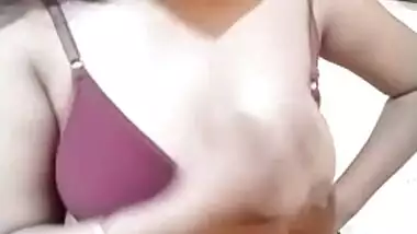 Sexy desi Girl Shows her Boobs