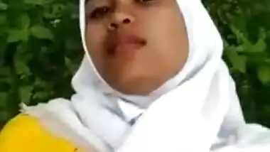 Sexy Sri Lankan Lovers Outdoor Sex
