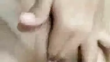 Desi girl’s Desi pussy fingering MMS video