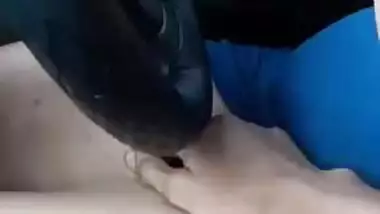 Dedi babe in car showing boobs n pussy while she driving