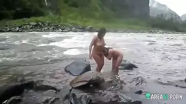 Hidden cam voyeur sex clip two sexy desi aunty taking a bath outdoor by the river