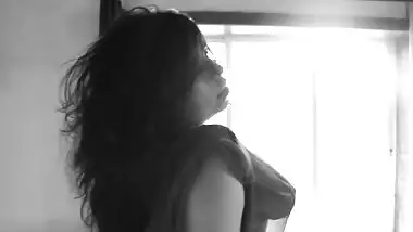 Desi hot babe showing off her big boobs