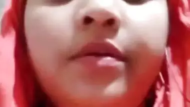 Beautiful bhabhi round boobs showing with sharp nipples