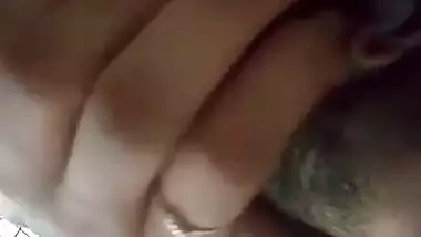 Wet Indian girl fingering pussy viral nude show