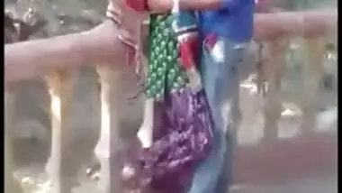 Outdoor Desi mms clip of slim Indian gal caught kissing her lover