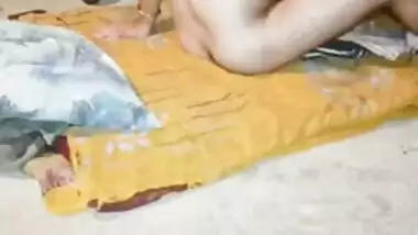 Amateur XXX clip of chubby Desi wife cheating on hubby with neighbor