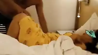 Desi sexy bhabi fucking with husband boss in hotel