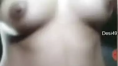 Desi loves own body that is made to be exposed in solo sex video