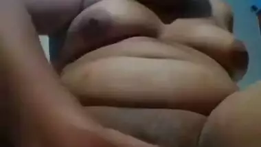 Desi girl stripping cloths & fingering her pussy hot video