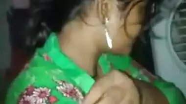 Indian diva shows off what she has under her XXX sari before fan
