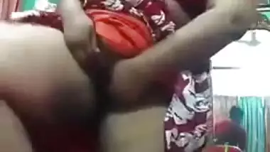 Camera captures Bangladeshi Desi slut who strips for money in XXX video