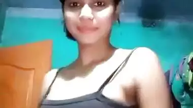 Sexy bhabi showing her cute boobs