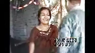 Desi village bhabhi having an outdoor sex