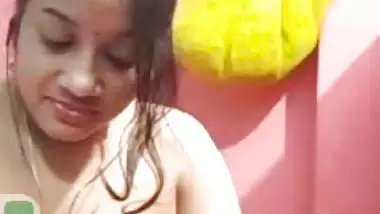 Bhabhi opens blouse and sits naked for fingering