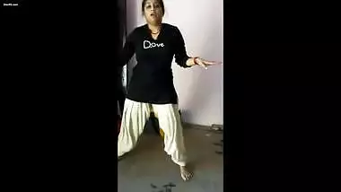 DESI INDIAN WIFE SEXY TEASING DANCE