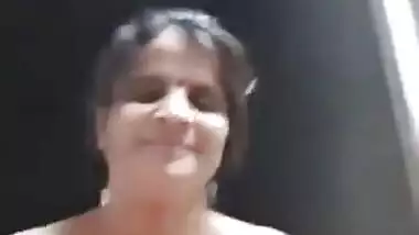 Big ass desi aunty showing nude – Desi lady MMS