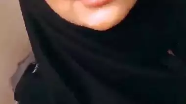 Sara Khan Major Cleavage IG 25th September 2018