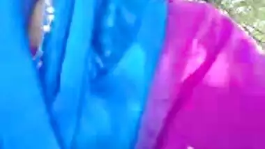Desi aunty handjob in park