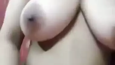 Viral tanker Bengali MILF fingering on video call