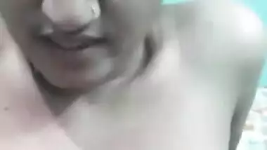 Man penetrates Desi MILF's shaved snatch with his XXX tool in MMS video